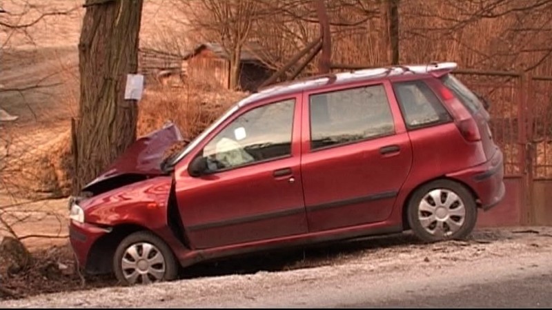 Nehoda, Rudná, obec, auto v strome, manželia